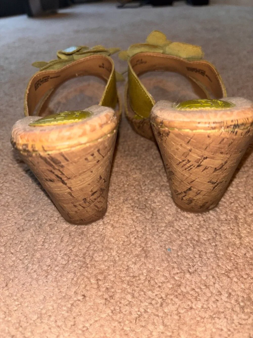 Born b.o.c. Avocado Green Leather Flower Top Leather Wedge Sandals 9